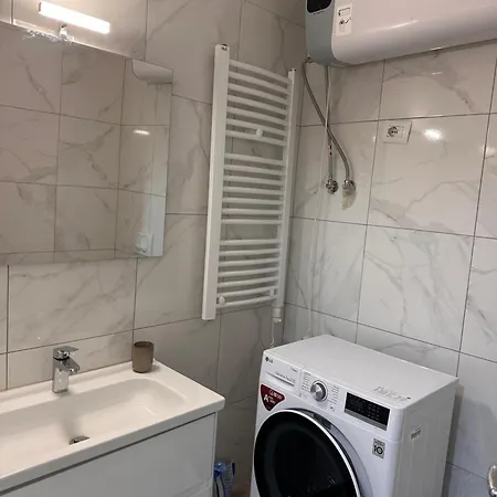 Spacious 2-bedroom Near Center 아파트 *