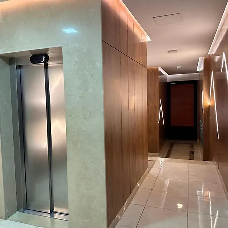 Spacious 2-bedroom Near Center 아파트 티라나