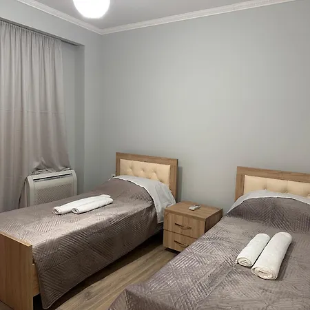 Spacious 2-bedroom Near Center דירה *